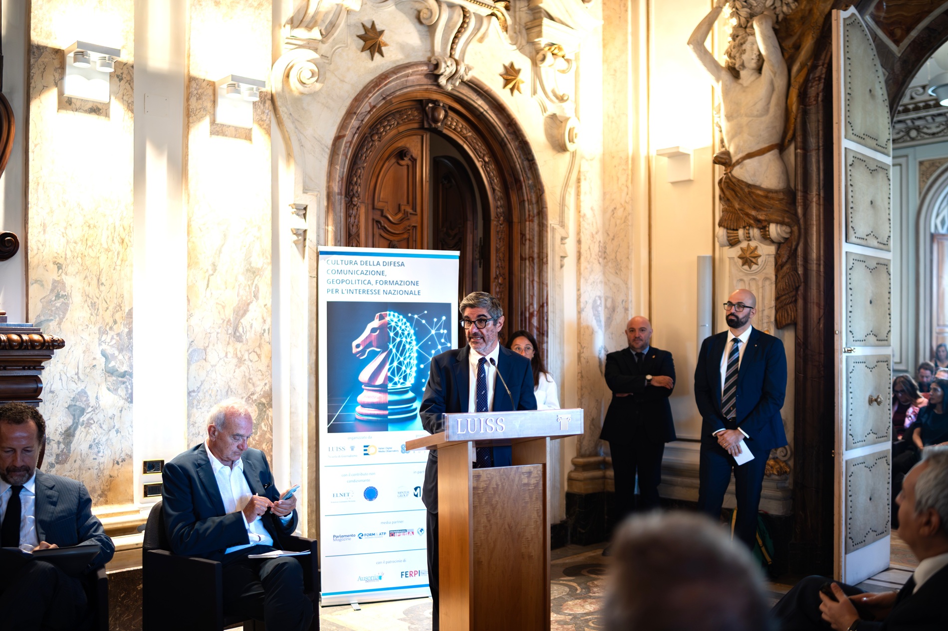 Intervento al podio con pubblico in sala